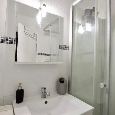 Nice Studio Located Near The Place De La Nation